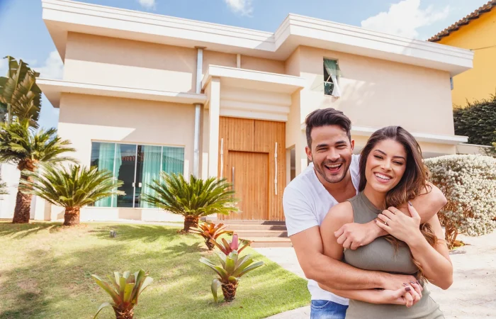 pareja-delante-de-la-nueva-casa-grande-y-moderna-al-aire-libre-feliz-por-el-logro-pareja-enamorada-de-la-casa-al-fondo