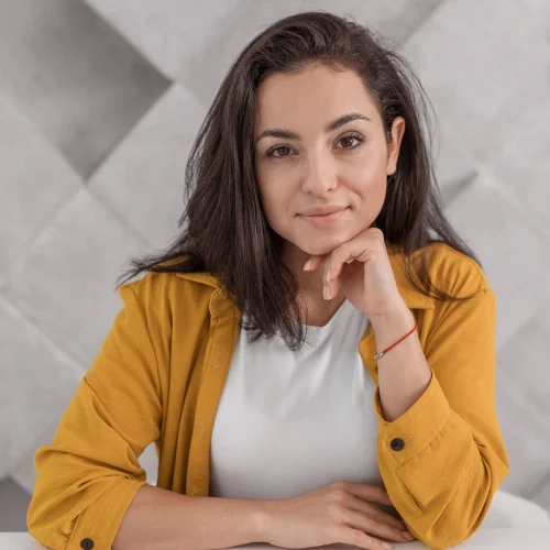 vista-frontal-de-la-hermosa-mujer-embarazada-en-casa